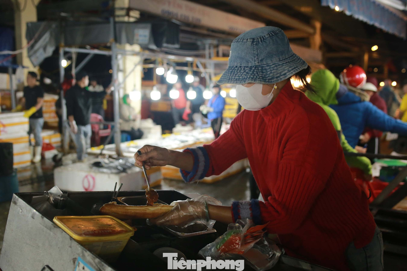 “Chị bán bánh mì ở đây mới được mấy tháng. Hồi trước chị cũng hay đi mua cá ăn, mua ở chợ đầu mối này cho nó tươi ngon. Sau rồi có duyên xuống luôn đây bán bánh..., chị Giang nói. Ảnh: Huy Hoàng