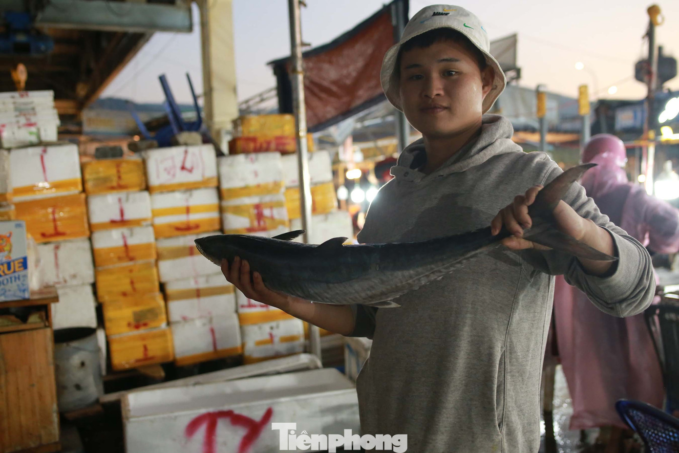 Lê Trần Quốc Việt, 24 tuổi, làm nghề thu mua và buôn bán cá tại cảng, cho biết: Thường thì tàu thuyền cập cảng nhộn nhịp nhất là từ 7 giờ tối cho tới 4 giờ sáng. Còn buổi trưa thì tầm 10 giờ sáng tới 1 giờ chiều. Ảnh: Huy Hoàng