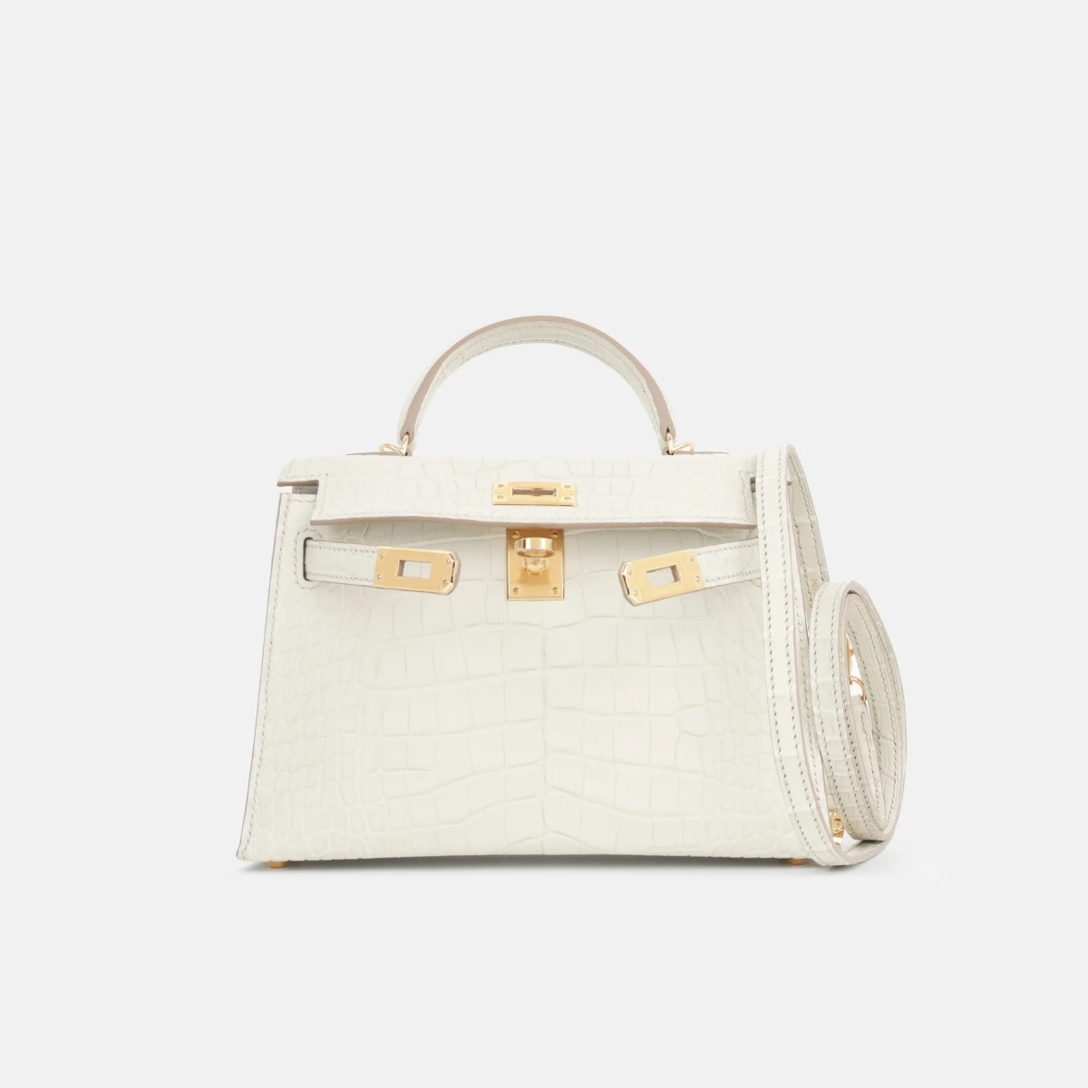 Người đẹp xách túi Mini Hermès Kelly Beton Matte Alligator, làm từ da cá sấu, khóa mạ vàng chế tác thủ công. Mẫu túi không bán đại trà mà chỉ dành cho khách VIP, hiện được chuyên trang luxury - Bagista chào giá khoảng 2,2 tỷ đồng.