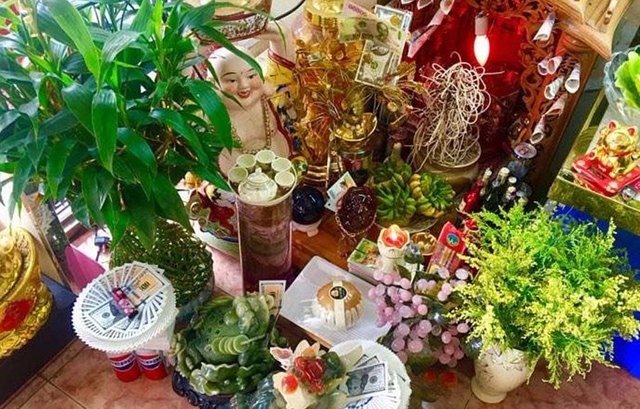 Vào ngày rút chân hương Thần tài, bạn cũng cần lưu ý tránh một số điều kiêng kỵ, chẳng hạn như: Người rút chân nhang phải là gia chủ căn nhà (thường là người lớn tuổi nhất).