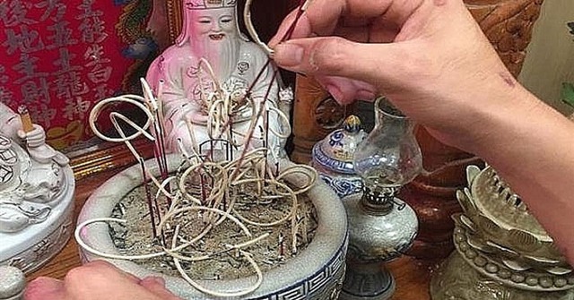 Thông thường, thời điểm thích hợp nhất để rút chân nhang là ngày 23 tháng chạp hàng năm. Đây lúc kết thúc một năm cũ vừa qua nên cần phải bốc lại bát hương mới.