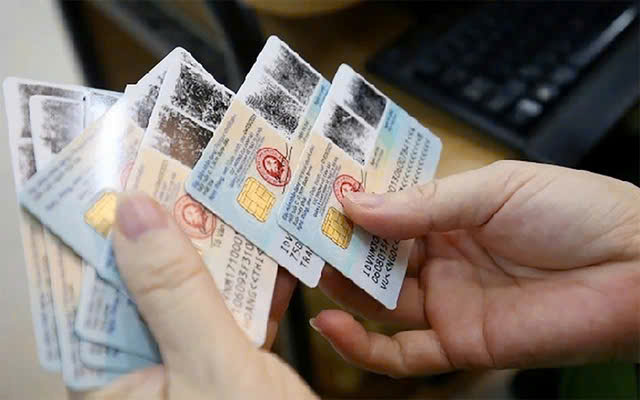 Sử dụng Căn cước công dân hết hạn là một trong những hành vi không thực hiện đúng quy định về đổi thẻ Căn cước công dân. Ảnh minh họa