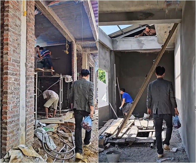 Không gian bên trong ưu tiên trần cao, có giếng trời để lấy sáng tự nhiên. Tường và sàn đang được hoàn thiện theo phong cách tối giản, kết hợp các mảng màu trung tính, giúp cân bằng với chất liệu gỗ ấm áp trong nhà.