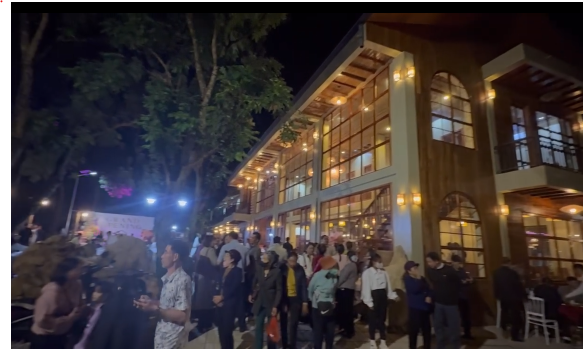 Cơ ngơi mới của Hà Việt Dũng sáng rực một góc làng. Homestay của Hà Việt Dũng gồm 2 tầng, nhiều phòng rộng thoáng mát với nhiều góc có thể sống ảo. Phía trước trước homestay là khoảng sân rộng có thể tổ chức các sự kiện. Rất nhiều người trầm trồ trước khối tài sản lớn mà Hà Việt Dũng đang sở hữu.