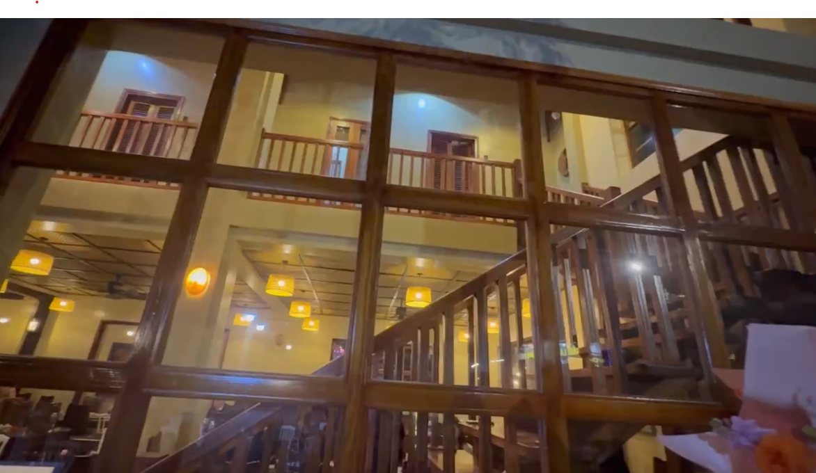 Điều thú vị, cơ ngơi mới này được nam diễn viên xây dựng ở quê hương của vợ. Từ khi kết hôn với cô gái người dân tộc Thái kém 6 tuổi, Hà Việt Dũng đã lên đây sống, làm rể và đầu tư làm ăn.