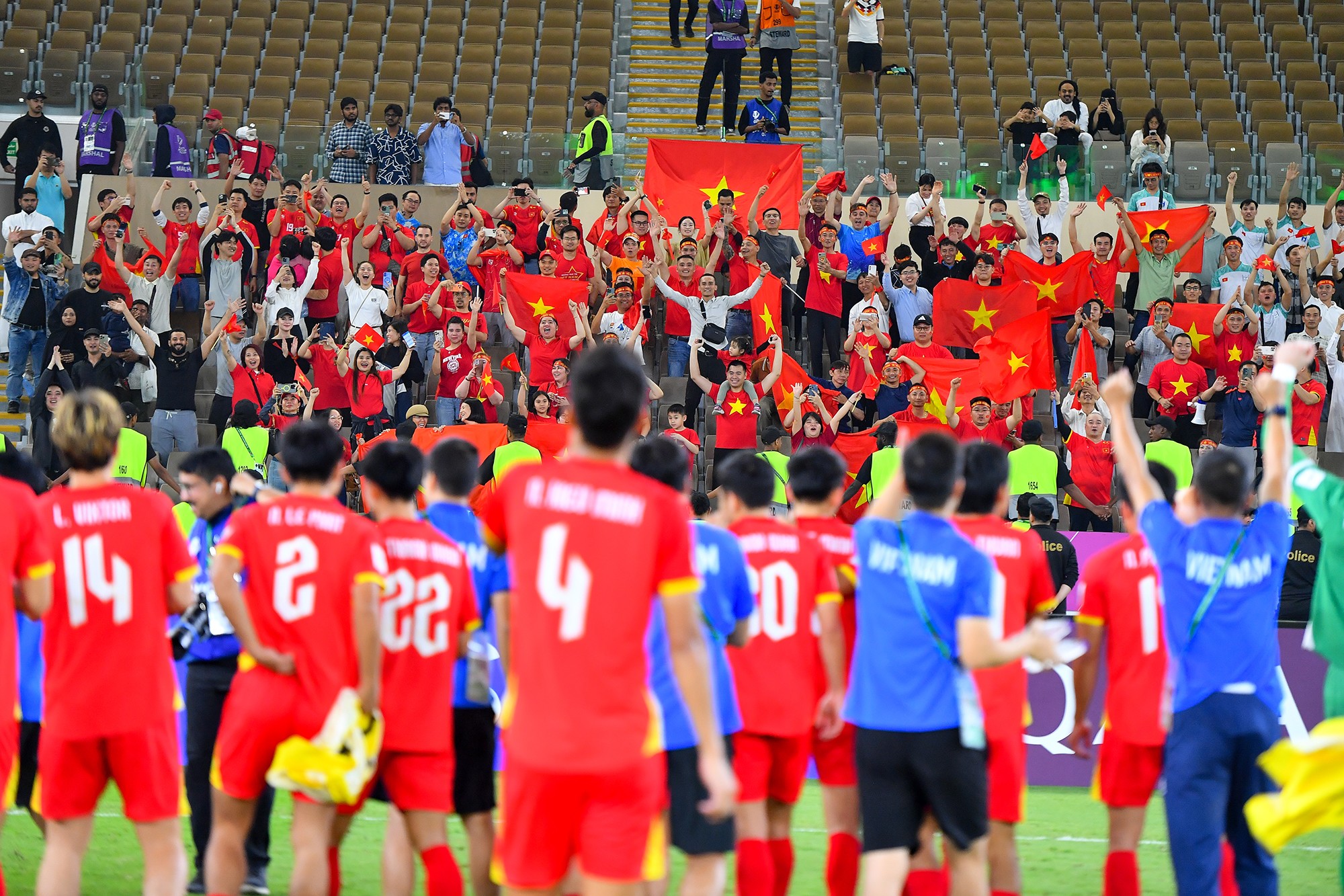 Thầy trò HLV Kim Sang Sik ăn mừng chiến thắng cùng số ít người hâm mộ có mặt trên sân.