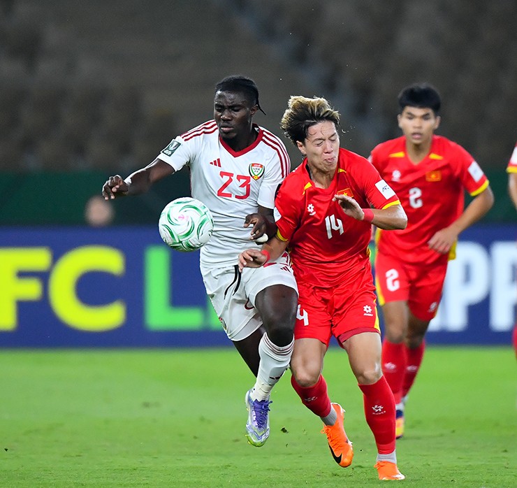 Viktor Lê chỉ thi đấu 35 phút trước khi rời sân nhường vị trí cho Đình Bắc.