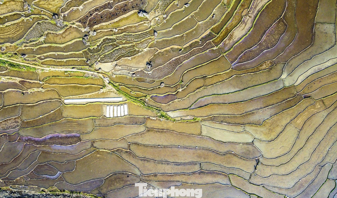 Từ Trên Cao Nhìn Xuống Những Thửa Ruộng Bậc Thang Hiện Lên Như Bức Tranh Với Nhiều Mảng Màu Sắc, Được Tạo Nên Bởi Những Thửa Ruộng Ngập Nước.