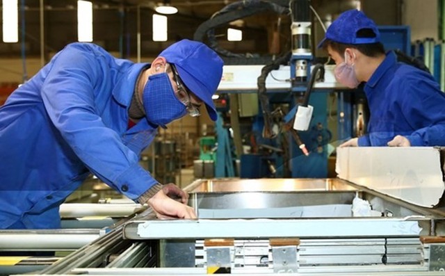 Người làm công việc đặc biệt nặng nhọc, độc hại có thể được về hưu sớm theo quy định. Ảnh minh họa: TL