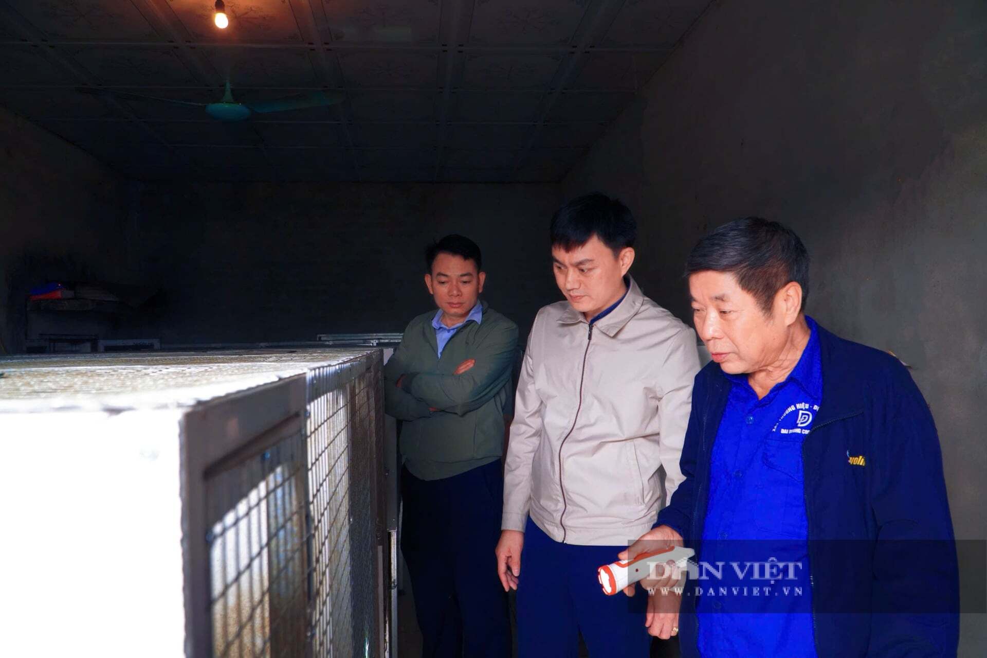 Lãnh đạo Hội Nông dân phường Phúc Thuận tham quan mô hình nuôi cầy hương của gia đình ông Thái. Ảnh: Ngô Huy