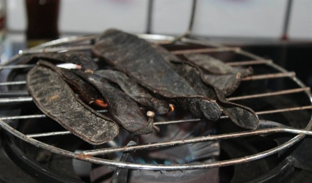 Phương pháp xông nhà bằng bồ kết cũng đơn giản, chỉ cần đốt quả bồ kết khô để tạo ra khói, giúp các chất như saponin và các hợp chất khác được giải phóng và thẩm thấu vào hệ hô hấp, từ đó phát huy tác dụng chống lại các mầm bệnh.