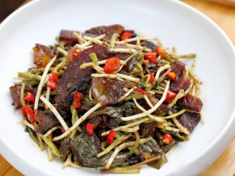 Bếp Eva - Loại rau dại có mùi lạ, "bình chữa cháy" của cơ thể, giúp thanh nhiệt, làm mát máu, giải độc, xào thịt cực thơm