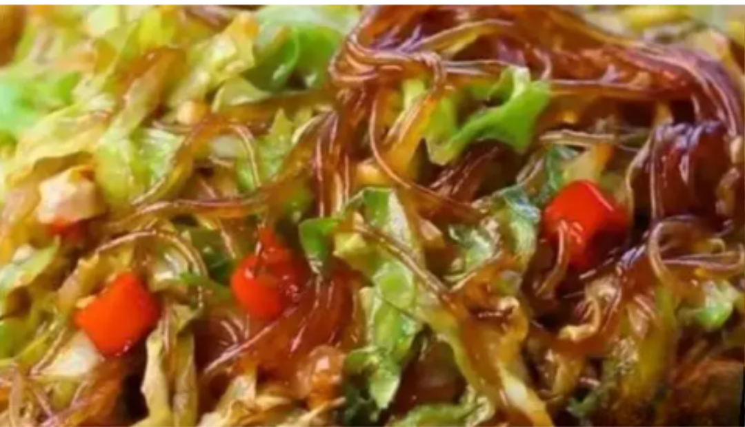 Loại rau rẻ tiền, bán đầy chợ Việt, giàu vitamin, tốt cho tim mạch, đem xào với miến thành món ăn đậm đà - 1