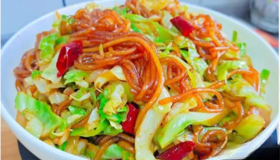 Loại rau rẻ tiền, bán đầy chợ Việt, giàu vitamin, tốt cho tim mạch, đem xào với miến thành món ăn đậm đà - 4