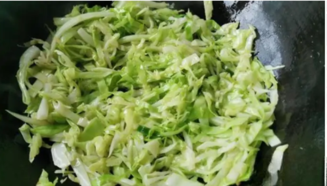 Loại rau rẻ tiền, bán đầy chợ Việt, giàu vitamin, tốt cho tim mạch, đem xào với miến thành món ăn đậm đà - 3