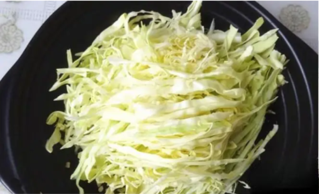 Loại rau rẻ tiền, bán đầy chợ Việt, giàu vitamin, tốt cho tim mạch, đem xào với miến thành món ăn đậm đà - 2