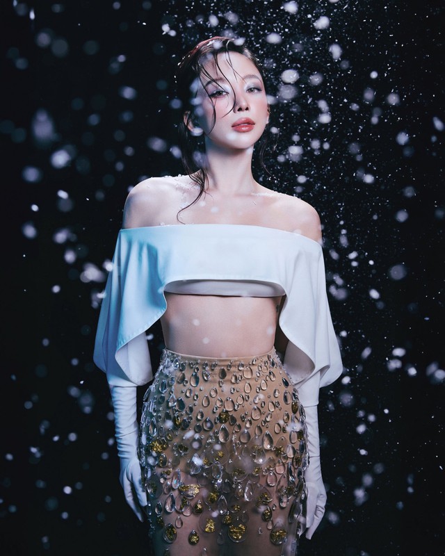 Ở đời thực, Tóc Tiên không chỉ chú trọng dáng, cô còn cẩn thận khi chăm sóc da. Để giữ được làn da căng mịn không tì vết, ca sĩ Tóc Tiên khẳng định dù lười đến mấy cô cũng phải tẩy trang thật kỹ, thoa serum, kem dưỡng ẩm rồi mới yên tâm đi ngủ.