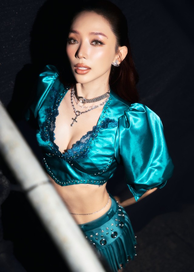 Nhờ quá trình chăm sóc da kỹ càng như vậy nên làn da của cô luôn căng bóng mịn màng.