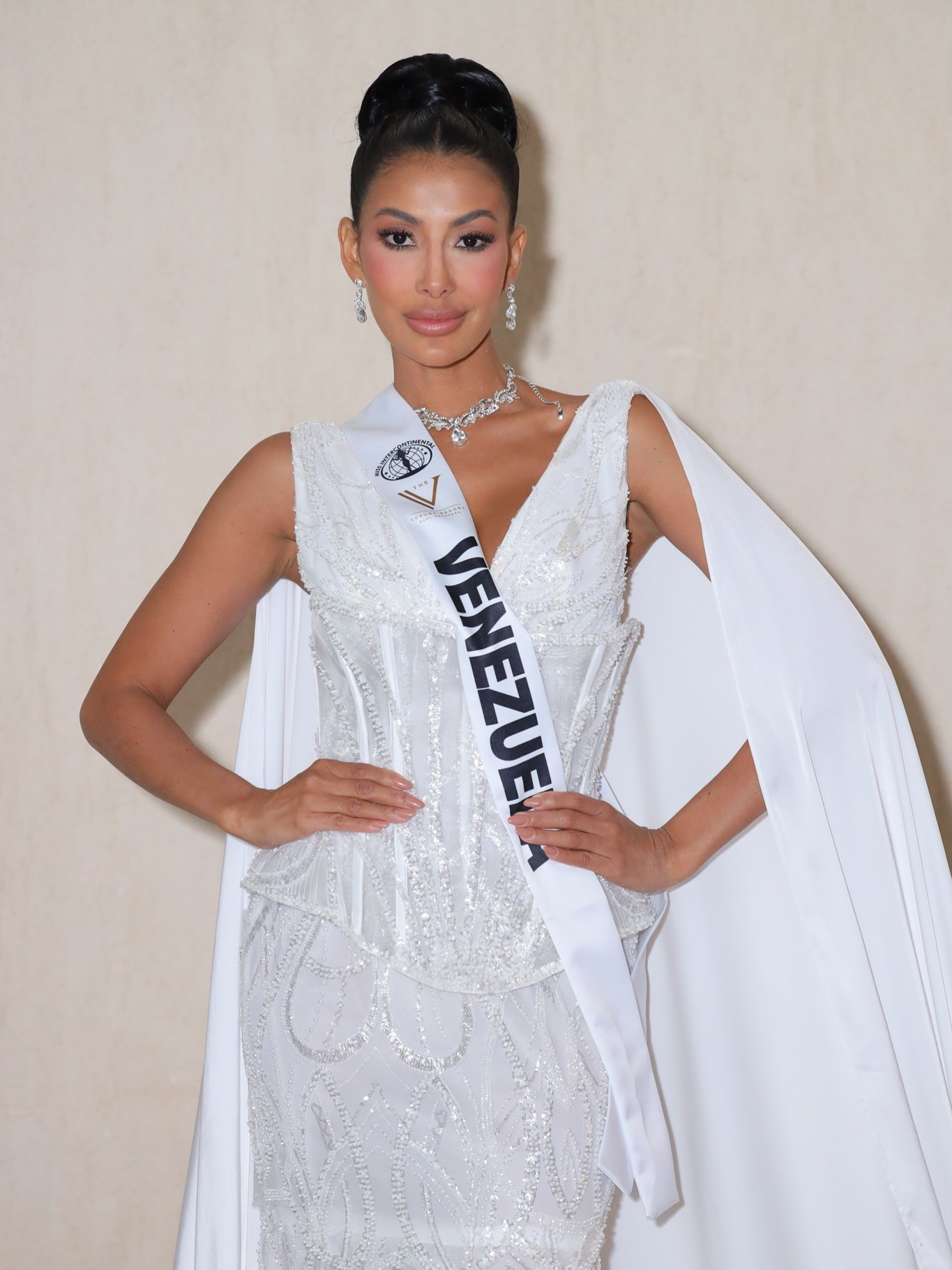 Đại diện Venezuela - Rubi Esmeralda ghi điểm với thần thái sang trọng. Cô là thí sinh có hình thể nổi bật ở khu vực châu Mỹ. Người đẹp 30 tuổi, cao 1,7 m, số đo ba vòng 89-60-90 cm, là nhà báo, doanh nhân. Cô đam mê khiêu vũ, thời trang và du lịch.