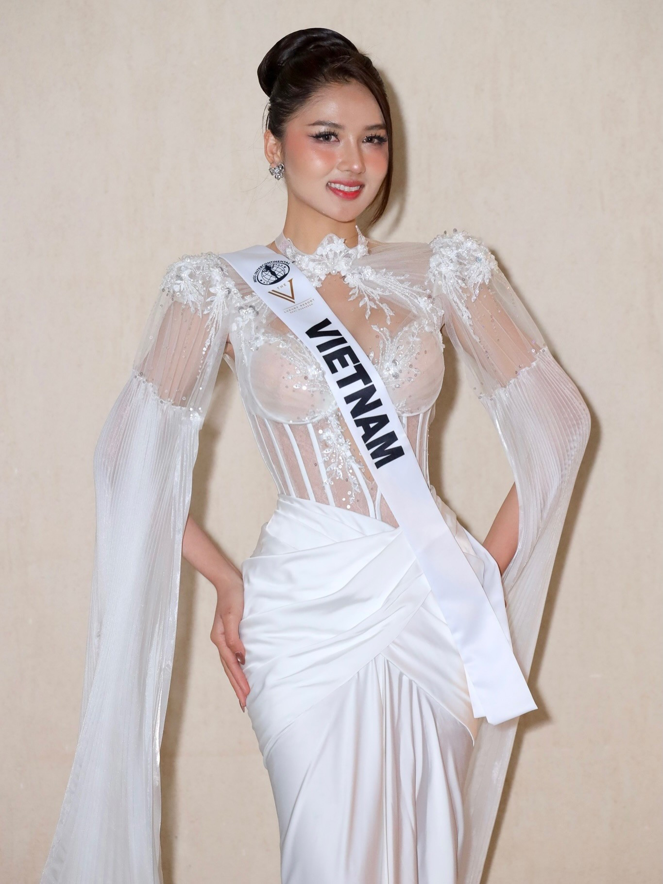 Thu Ngân sang Ai Cập hôm 12/1. Cô mang theo 5 vali với khoảng 30 bộ trang phục đến từ nhiều nhà thiết kế trong nước. Thời gian qua, cô tập trung chuẩn bị các kỹ năng về giao tiếp tiếng Anh, catwalk, trang điểm, làm tóc để tham gia cuộc thi sắc đẹp quốc tế.