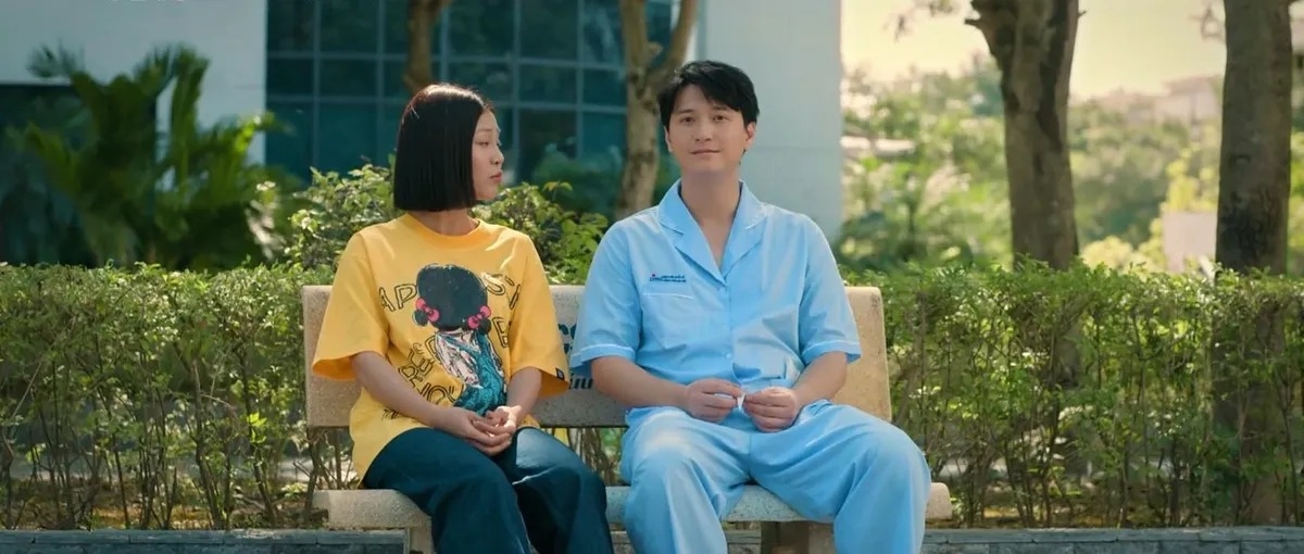 Một vài phân cảnh khác, nữ diễn viên chọn những chiếc áo phông, quần jeans khá xuề xòa.