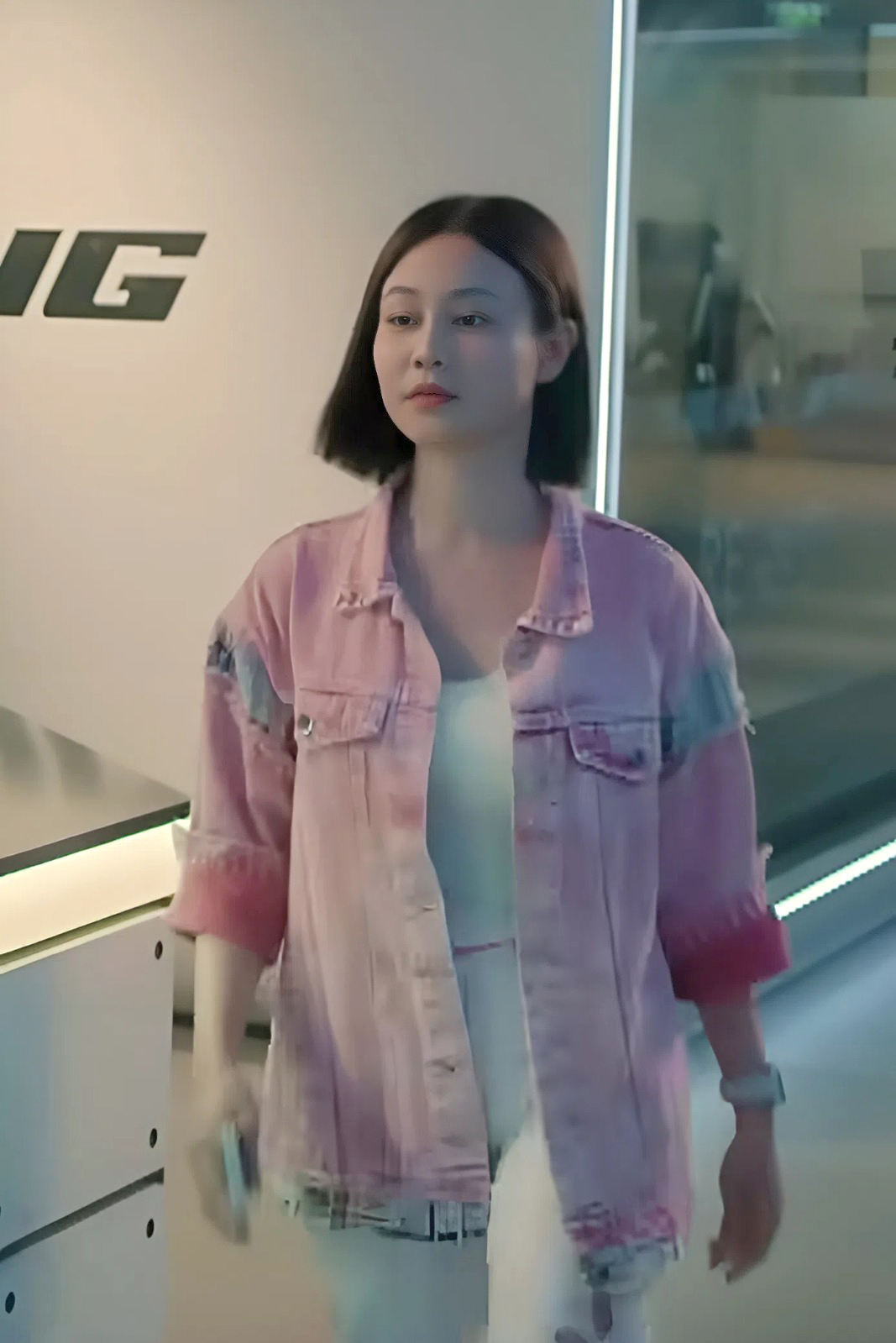 Trong tập 40, Quỳnh Châu khoe bộ outfit bị nhiều khán giả chê sến sẩm. Kiểu áo khoác denim hồng này mốt nhiều năm lắm rồi; Bỏ qua chiếc áo khoác hồng thì quần jeans ôm sát thêu đính giống mình hay mặc mười mấy năm trước... khán giả nêu ý kiến.