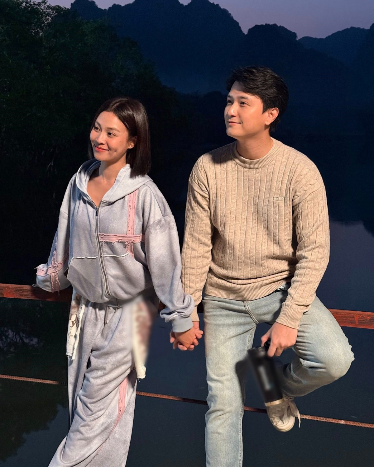 Người đẹp còn thường xuyên lăng xê các kiểu bộ đồ thể thao với những chi tiết cầu kỳ, màu sắc nổi bật.