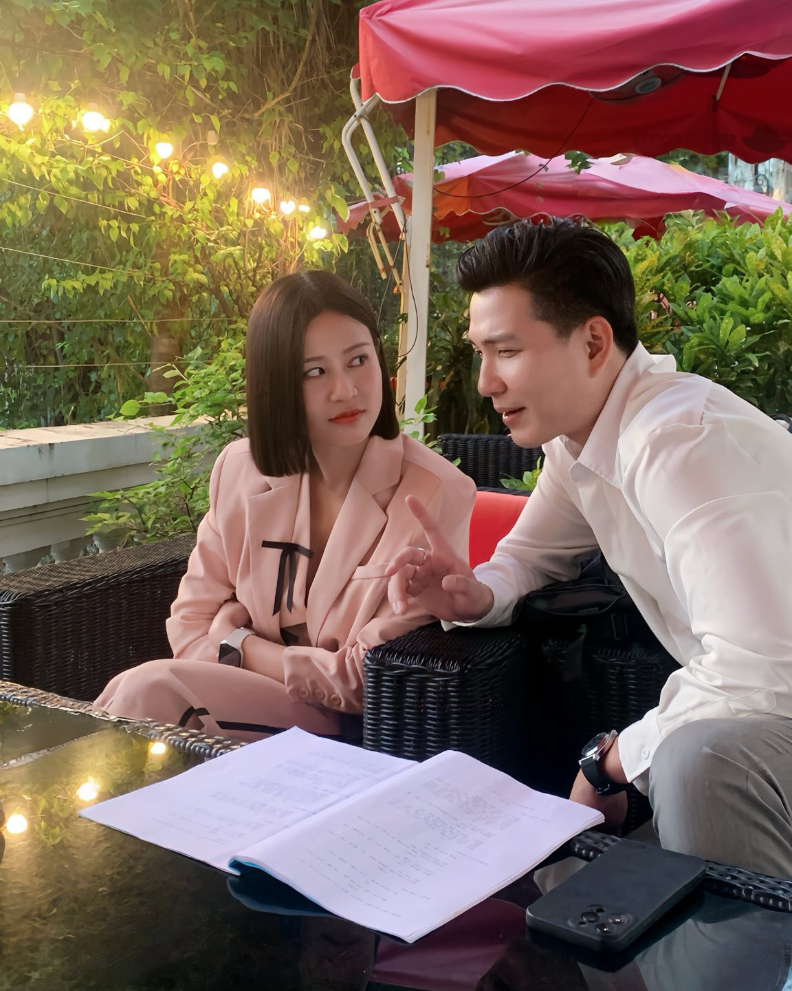 Gilet, blazer, suit hay váy liền gọn gàng được nữ giám đốc diện trong nhiều phân cảnh.