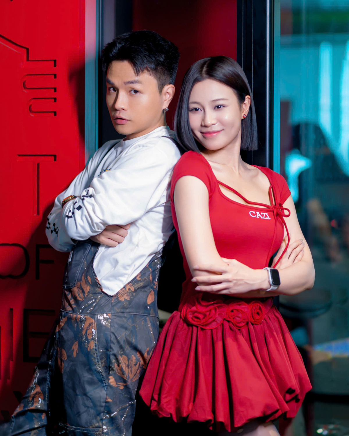 Trái ngược diện mạo thanh lịch của một nữ giám đốc, nhiều cảnh quay, Quỳnh Châu mặc đồ phong cách Y2K với váy ngắn ngang đùi, đầm bí, trang phục nhiều chi tiết nơ, dây nơ, màu sắc rực rỡ. Cô còn thường diện quần tất đen, boots cao ngang gối.