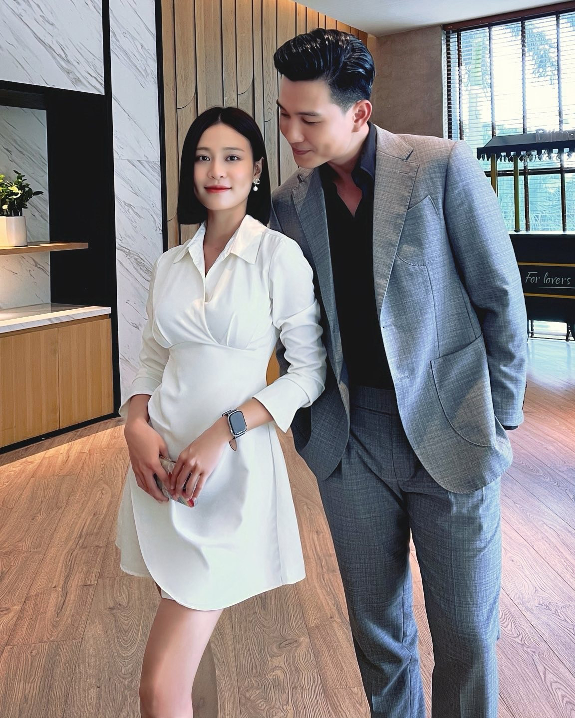 Để thể hiện hình tượng nhân vật, Quỳnh Châu thường chọn một số bộ váy áo công sở nhưng không quá cứng nhắc, ưu tiên sự thoải mái và cá tính.