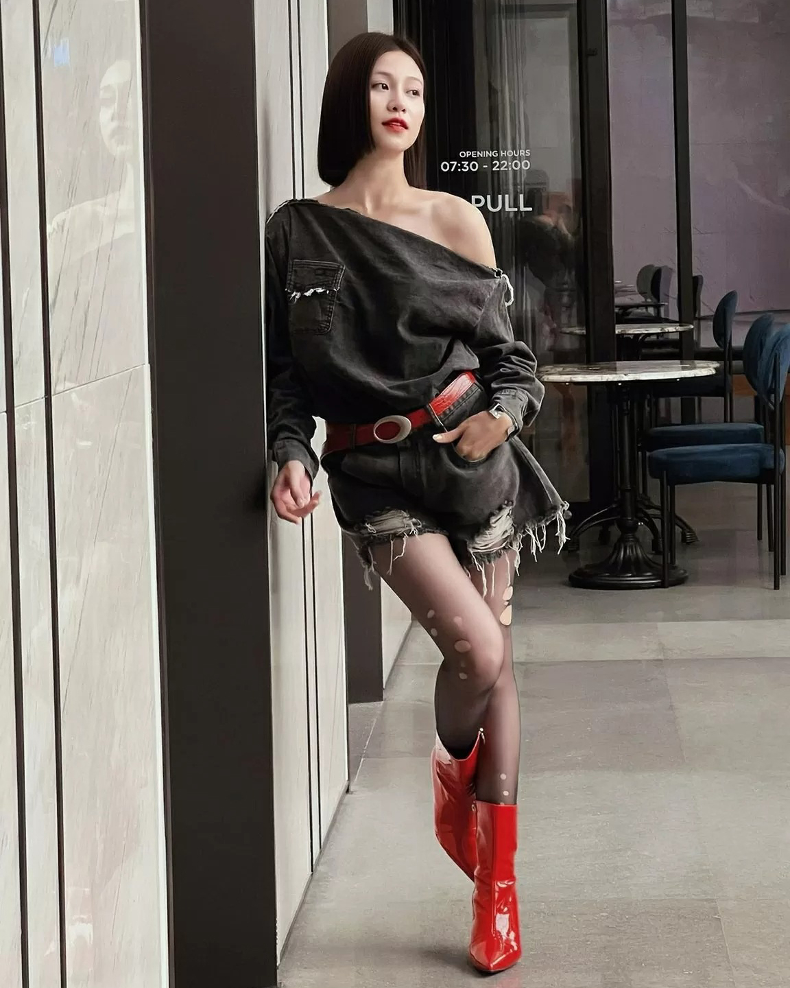 Phong cách không nhất quán khiến mỹ nhân sinh năm 1998 bị chê có gì mặc đó. Quỳnh Châu xinh nhưng ăn mặc khó hiểu quá; Không thích mấy bộ đồ của Quỳnh Châu, bạn này chắc nên cần stylist; Outfit khó hiểu thực sự, mở đầu phim thì áo sát nách, sau thì kiểu baby tee bó cùng những chiếc quần không giống ai; Mọi người hay nói cá tính thì phải mặc vậy nhưng mình thấy style này không đâu vào đâu... một số khán giả bình luận.