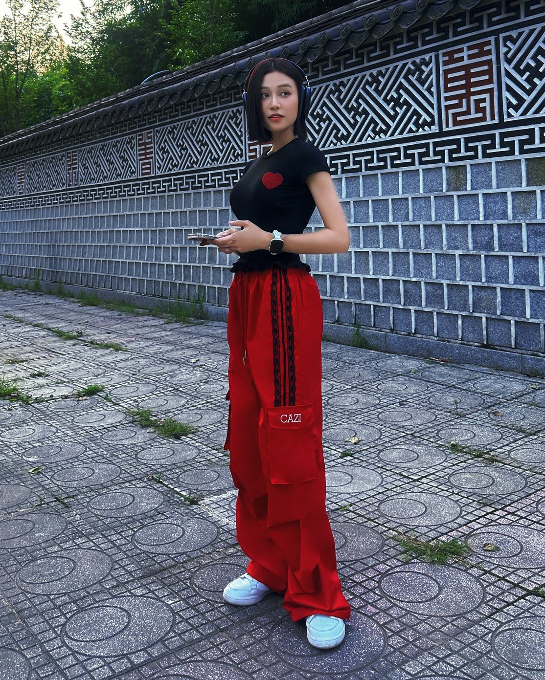 Bên cạnh thời trang công sở thanh lịch, Quỳnh Châu còn diện nhiều trang phục streetwear với phong cách hầm hố đối lập. Nhiều khán giả cho rằng lối ăn mặc của nữ chính Cách em 1 milimet chưa đồng bộ, tạo cảm giác khó hiểu về tạo hình nhân vật.