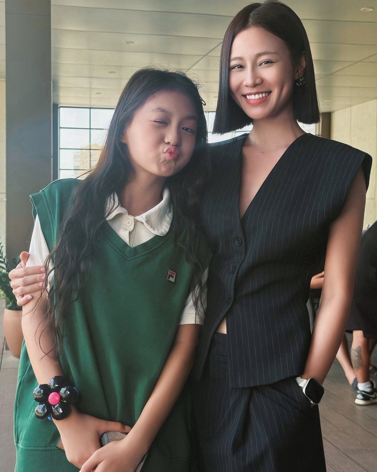 Nữ chính amp;#34;Cách em 1 milimetamp;#34; bị chê mặc đồ khó hiểu - 1