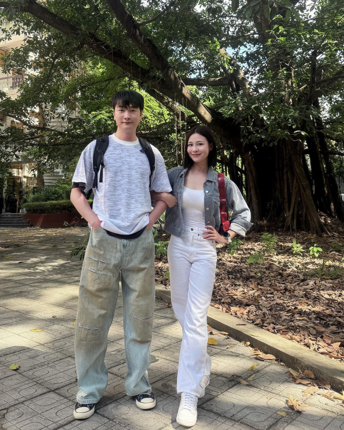 Khi diện áo khoác lửng cùng quần jeans trắng tối giản màu sắc, Quỳnh Châu được nhận xét trông hợp mốt.