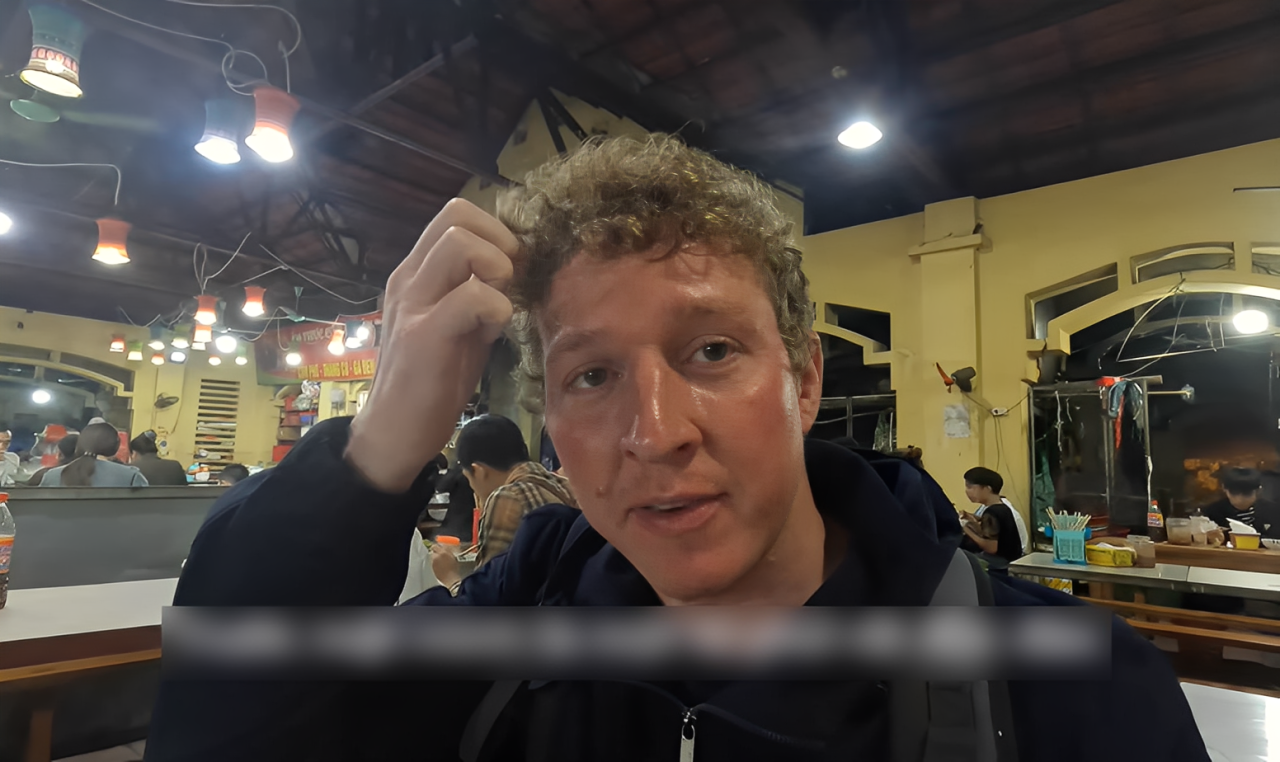 Dalton trải nghiệm món phở gà đen ở chợ đêm