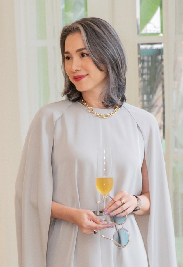 Ngọc Khánh cho biết 5 năm nay cô để tóc bạc tự nhiên, không còn nhuộm như thời trước. Cô hướng đến lối sống thuận tự nhiên, ăn uống lành mạnh, tập thiền để giữ tinh thần vui vẻ, tự tại.