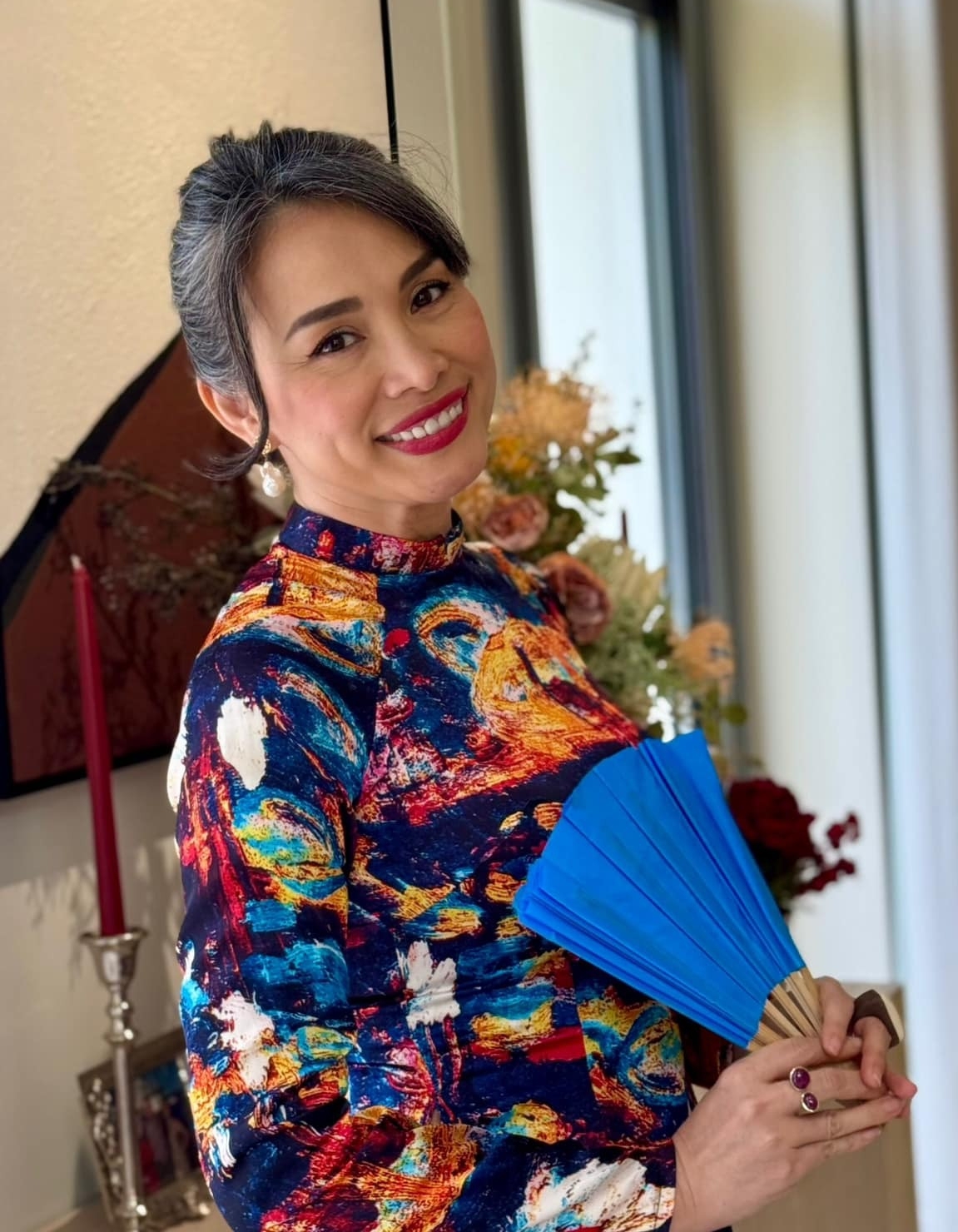 Cô tên đầy đủ là Nguyễn Thị Ngọc Khánh, sinh năm 1976 tại TP HCM trong một gia đình làm nghệ thuật, có cha là đạo diễn Nguyễn Đỗ Ngọc, mẹ là nghệ sĩ kèn Lê Thị Thắng. Năm 1998, cô đăng quang Hoa hậu Việt Nam khi đang là sinh viên Đại học Luật TP HCM với chiều cao 1,72 m, số đo 87-64-92 cm.