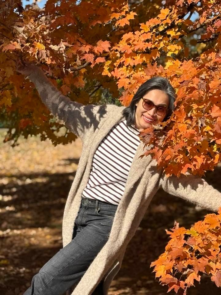 Phong cách mùa thu của hoa hậu với áo kẻ ngang, cardigan và quần jeans.