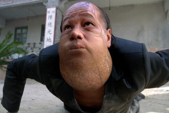 Vai diễn Hỏa Vân Tà Thần là phản diện đáng sợ nhất trong Tuyệt đỉnh Kung fu. Diễn xuất của Lương Tiểu Long vô cùng xuất sắc, tạo nên nhân vật kinh điển sống mãi với thời gian.