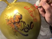 Dịch vụ vẽ dừa kiếm hàng chục triệu đồng mỗi tháng dịp cận Tết