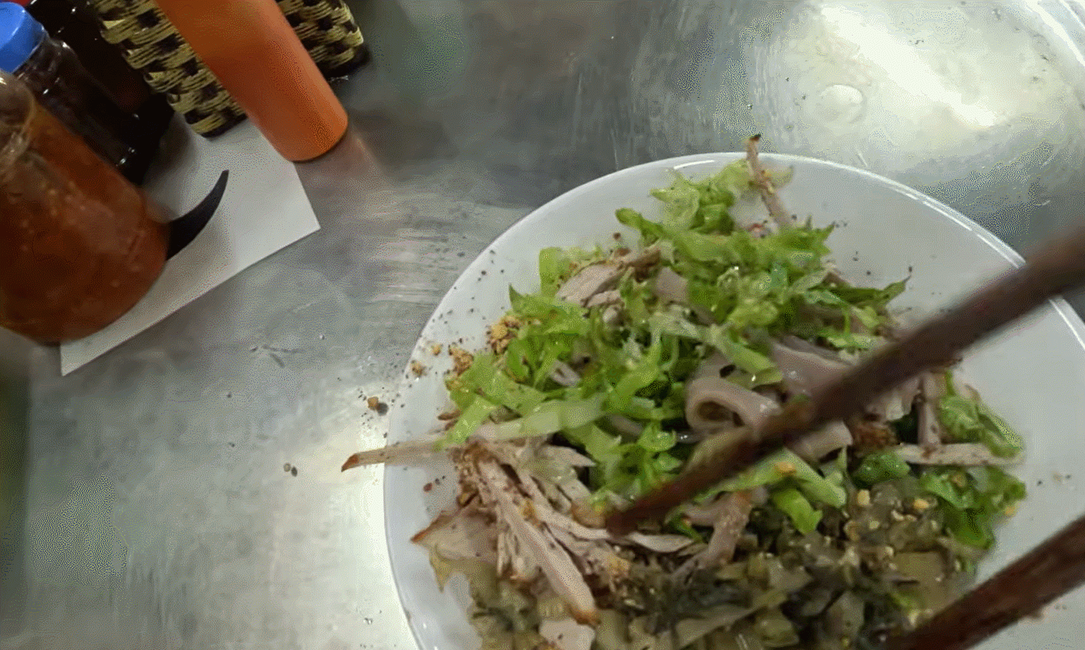 Vị khách Tây thưởng thức phở chua và nhận xét hương vị không quá đậm nhưng đáng thử