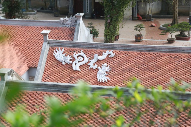 Cụm Di Tích Lịch Sử - Văn Hóa Quốc Gia Đình - Chùa Ngô Xá, Chùa Nề Được Khởi Dựng Từ Thời Nhà Lý, Dưới Triều Vua Lý Nhân Tông (1072-1127). Ban Đầu, Chùa Nằm Trên Đỉnh Núi. Theo Văn Bia Niên Đại Cảnh Trị Thứ 8 (1670) Tại Chùa Ngô Xá Cho Biết: “Đầu Triều Lý Có Ba Bà Hoàng Hậu Xây Chùa Thờ Phật, Xung Quanh Có 8 Tòa Nằm Ở Trên Đỉnh Núi. Trung Tuần Tháng 2 Năm Đinh Hợi (1107) Nhà Vua Ngự Tới Thăm Chùa Này”.