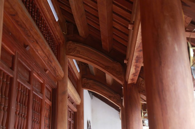 Những Bộ Vì Kèo, Xà Ngang Được Làm Bằng Gỗ Lớn, Chạm Trổ Rồng, Mây, Hoa Lá Mềm Mại. Dấu Tích Thời Gian In Hằn Trên Từng Thớ Gỗ, Tạo Nên Chiều Sâu Lịch Sử Mà Công Trình Mới Khó Có Thể Có Được.