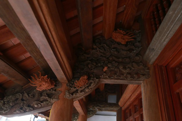 Hình Tượng Rồng Uốn Lượn Trên Các Đầu Dư, Bẩy Hiên Mang Phong Cách Cổ, Đường Nét Khỏe Khoắn Nhưng Tinh Tế. Đây Là Minh Chứng Sinh Động Cho Trình Độ Mỹ Thuật Dân Gian Và Tư Duy Thẩm Mỹ Của Cha Ông.