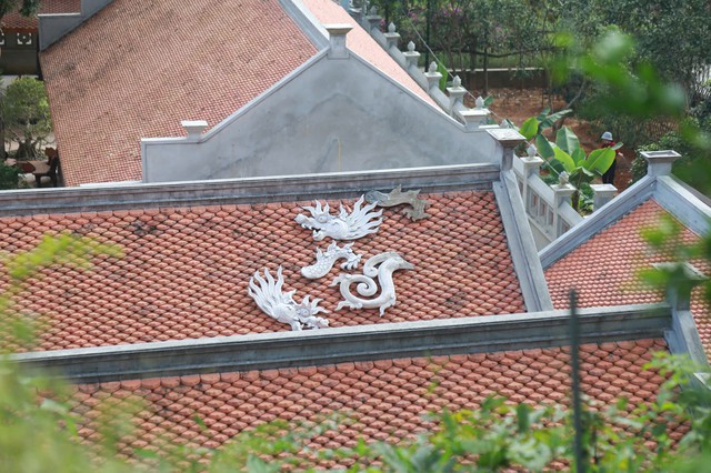 Đường Cong Mái Vừa Uy Nghi Vừa Mềm Mại, Tạo Nên Nét Đặc Trưng Không Thể Trộn Lẫn Với Kiến Trúc Hiện Đại. Các Hạng Mục Xuống Cấp Được Gia Cố Chắc Chắn Nhưng Không Can Thiệp Thô Bạo, Hạn Chế Bê Tông Hóa, Thể Hiện Sự Tôn Trọng Giá Trị Gốc Của Di Tích.