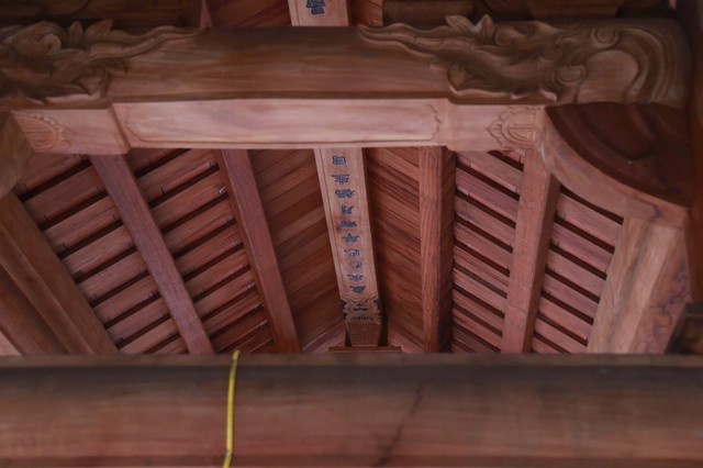 Những Vết Nứt Tự Nhiên, Lớp Gỗ Sẫm Màu Theo Năm Tháng Không Bị Che Lấp, Mà Được Giữ Lại Như Một Phần Ký Ức Của Di Tích, Nơi Thời Gian Không Bị Xóa Nhòa Sau Tu Bổ.