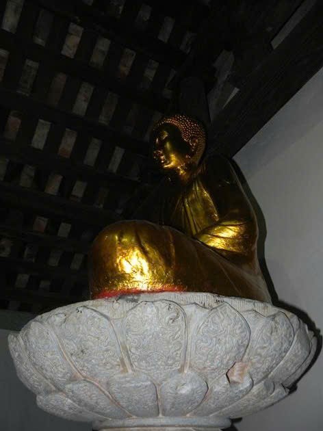 Thân Tượng Liền Khối Với Cổ Bệ. Cổ Bệ Hình Tròn Dẹt, 2 Mặt Trên Dưới Phẳng, Xung Quanh Chạm Nổi 2 Con Sư Tử Trong Tư Thế Nhìn Nghiêng, Miệng Cùng Ngậm Chung Một Viên Ngọc, Đuôi Chụm Nâng Hình Lá Đề.