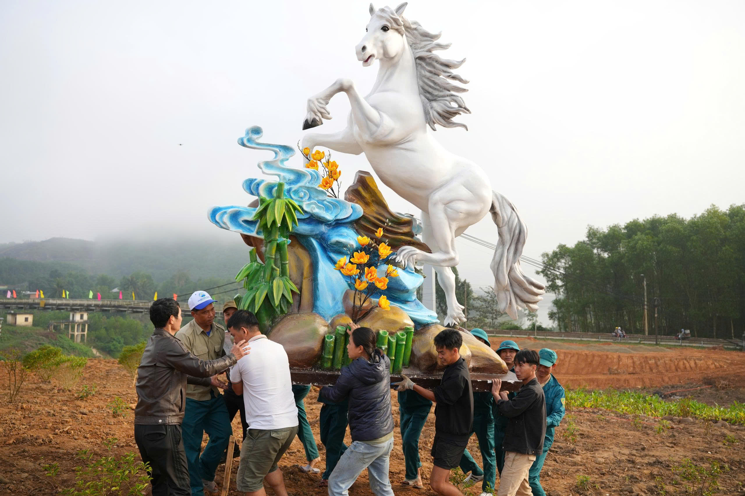 Ngày 19/1, ông Trần Xuân Anh, Chủ tịch UBND xã Bình Điền (TP Huế) cho biết, sau khi đơn vị thực hiện hoàn thành việc chế tác, địa phương đã tiến hành lắp đặt linh vật chào Xuân Bính Ngọ 2026 tại khu vực đồi Chuông Gió (thuộc thôn Tam Hiệp) nhằm tạo điểm nhấn cảnh quan vui Tết, đón Xuân.