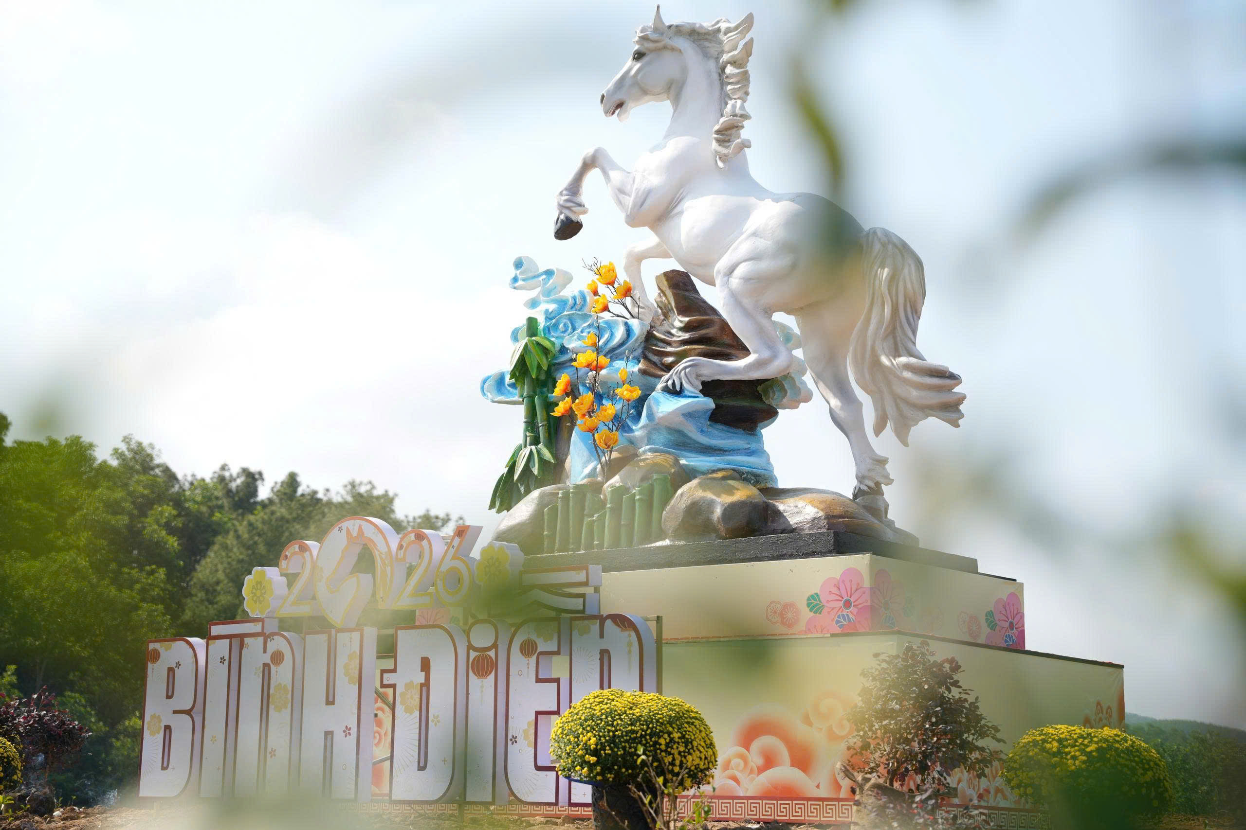 Theo UBND xã Bình Điền, tác phẩm không chỉ mang tính trang trí mà còn gửi gắm thông điệp Mã Đáo Thành Công.