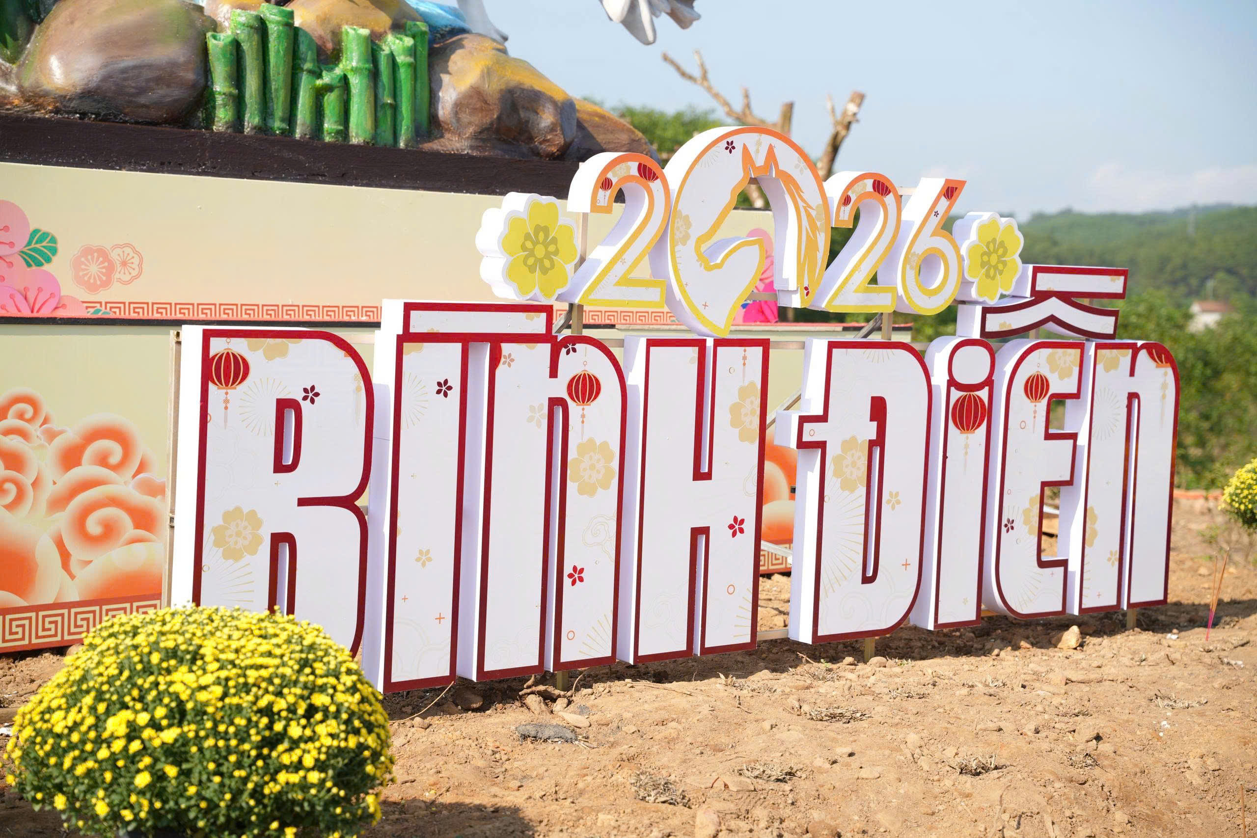 Hình ảnh ngựa vượt núi, đạp mây tượng trưng cho ý chí kiên cường, sẵn sàng vượt qua mọi thử thách để tiến tới vinh quang và thịnh vượng trong năm mới Bính Ngọ.